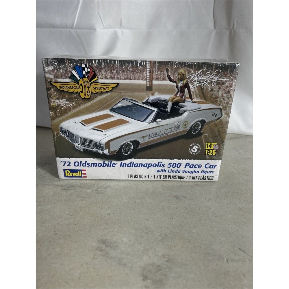 Revell '72 Oldsmobile Indianapolis 500 Pace Car w/Linda Vaughn Figure Model Kit.